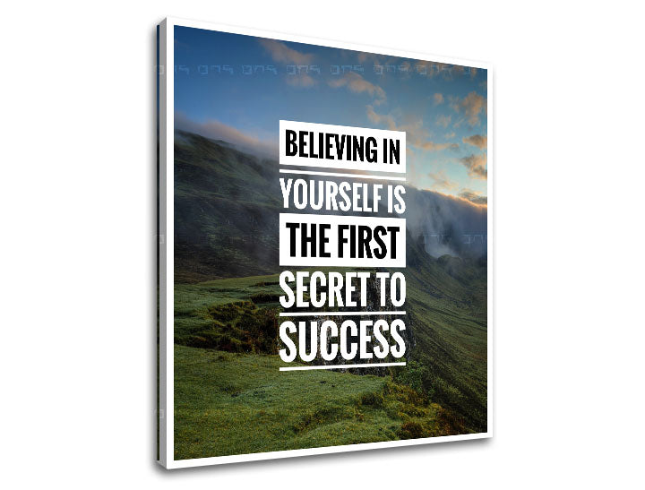 Modern tablou pe pânză cu motivul despre succes, munți, cer, citat motivațional în alb-albastru nuanțe, atmosferă inspirațională, natură, potrivit pentru birou – produs