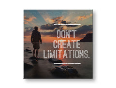 În stil boho tablou pe pânză cu motivul Don´t create limitations, ocean, apus de soare, mare și plajă, citat motivațional în alb nuanțe, potrivit pentru birou – principală