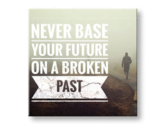Modern tablou pe pânză cu motivul Never base your future, ceață, citat motivațional în alb nuanțe, atmosferă reflexivă, potrivit pentru birou – principală