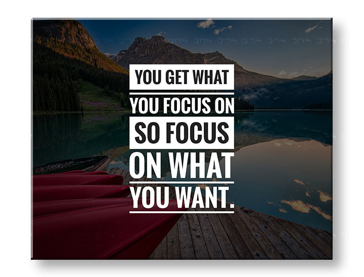 Modern tablou pe pânză cu motivul You get what you focus, munți, lac, peisaj, citat motivațional în alb-albastru nuanțe, pace interioară și natură – principală