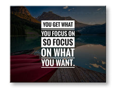 Modern tablou pe pânză cu motivul You get what you focus, munți, lac, peisaj, citat motivațional în alb-albastru nuanțe, pace interioară și natură – principală
