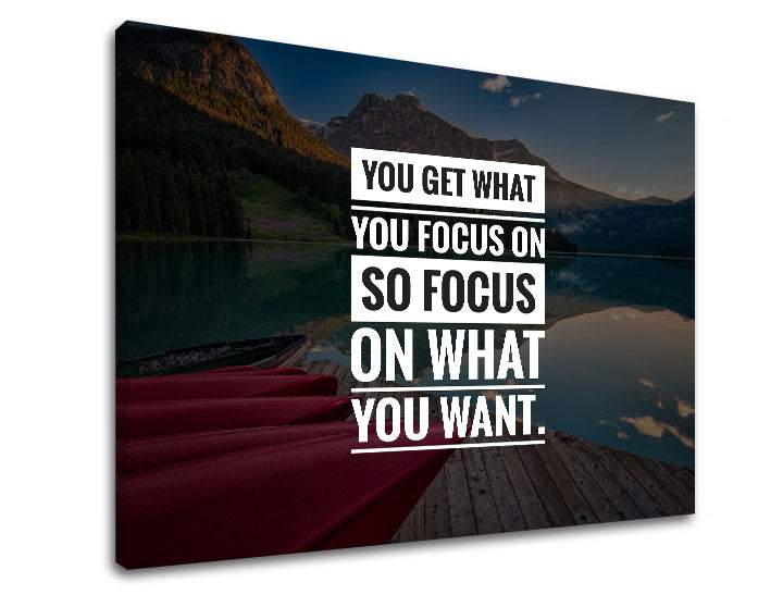 Modern tablou pe pânză cu motivul You get what you focus, munți, lac, peisaj, citat motivațional în alb-albastru nuanțe, pace interioară și natură – produs