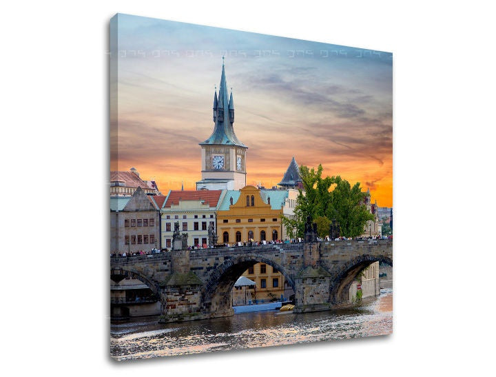 Clasic tablou pe pânză cu motivul ORAȘ PRAHA, arhitectură, peisaj în albastru-portocaliu nuanțe, atmosferă liniștită, viață urbană, execuție multi-panou – principală
