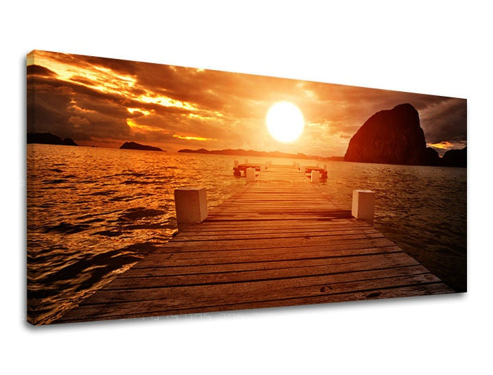Clasic tablou pe pânză cu motivul PANORAMĂ APUS DE SOARE, ponton, apus de soare, ocean, peisaj în portocaliu-auriu nuanțe, atmosferă liniștită, potrivit pentru birou – principală