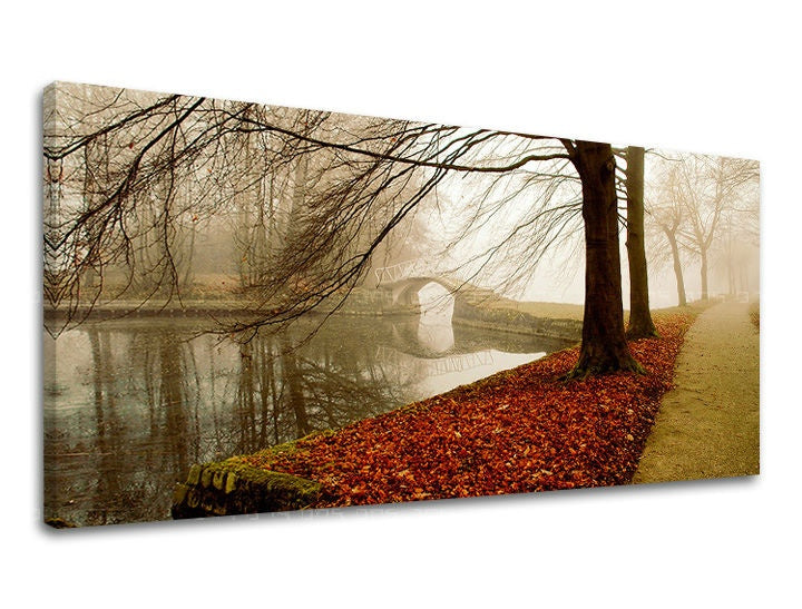 Clasic tablou pe pânză cu motivul PANORAMĂ COPACI, râu, copaci, potecă, arhitectură în bej-maro nuanțe, atmosferă liniștită, potrivit pentru hol – principală