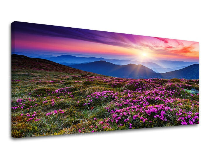Clasic tablou pe pânză cu motivul PANORAMĂ KRAJINA, munți, soare, cer, peisaj în violet-albastru nuanțe, atmosferă liniștită, execuție cu trei panouri – principală