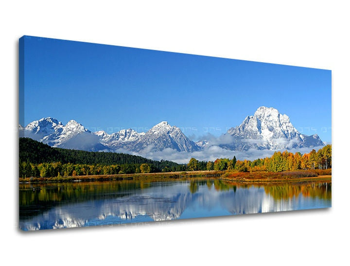 În stil boho tablou pe pânză cu motivul PANORAMĂ KRAJINA, munți, râu, pădure, cer în alb-albastru nuanțe, atmosferă liniștită, potrivit pentru sufragerie – principală