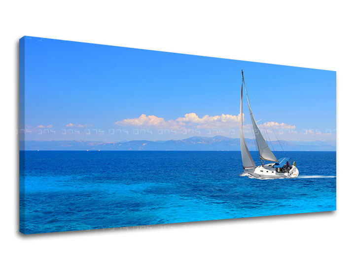 Clasic tablou pe pânză cu motivul PANORAMĂ PLAJĂ, barcă cu pânze, ocean, cer, munți în alb-albastru nuanțe, atmosferă liniștită, potrivit pentru birou de lucru – principală