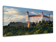 Clasic tablou pe pânză cu motivul PANORAMĂ SLOVACIA, castel, copaci, cer, nori în alb-albastru nuanțe, atmosferă liniștită, potrivit pentru hol – principală