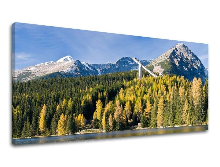 În stil boho tablou pe pânză cu motivul PANORAMĂ SLOVACIA, munți, pădure, râu, cer în alb-albastru nuanțe, atmosferă liniștită, potrivit pentru sufragerie – principală