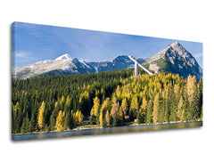 În stil boho tablou pe pânză cu motivul PANORAMĂ SLOVACIA, munți, pădure, râu, cer în alb-albastru nuanțe, atmosferă liniștită, potrivit pentru sufragerie – principală