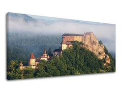 Clasic tablou pe pânză cu motivul PANORAMĂ SLOVACIA, castel, pădure, ceață ușoară, arhitectură în gri-verde nuanțe, atmosferă liniștită, potrivit pentru sufragerie – principală