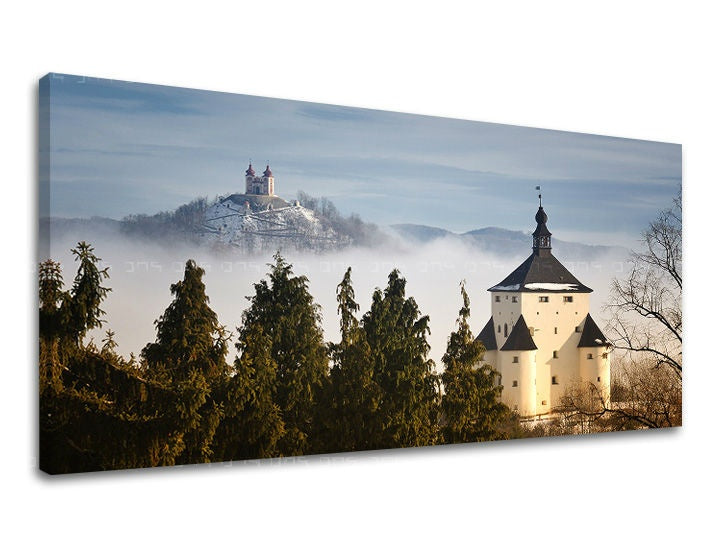 Clasic tablou pe pânză cu motivul PANORAMĂ SLOVACIA, ceață, cer, arhitectură, motiv pentru copii în alb-verde nuanțe, atmosferă liniștită – principală