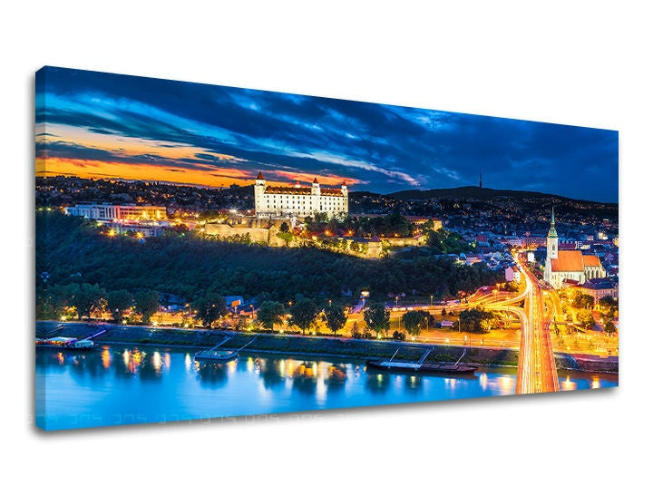 Clasic tablou pe pânză cu motivul PANORAMĂ SLOVACIA, castel, râu, pod, apus de soare în albastru-portocaliu nuanțe, atmosferă liniștită, potrivit pentru birou – principală
