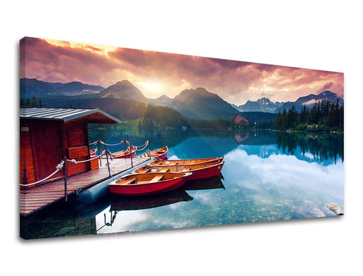 Rustic tablou pe pânză cu motivul PANORAMĂ SLOVACIA, lac, munți, debarcader, peisaj în violet-albastru nuanțe, atmosferă liniștită, potrivit pentru sufragerie – principală