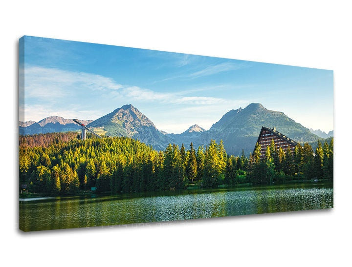 În stil boho tablou pe pânză cu motivul PANORAMĂ SLOVACIA, munți, lac, pădure, arhitectură în albastru-verde nuanțe, atmosferă liniștită, potrivit pentru sufragerie – principală