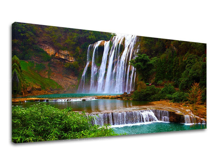 Clasic tablou pe pânză cu motivul PANORAMĂ CASCADE, cascadă, pădure, râu, peisaj în alb-maro nuanțe, atmosferă liniștită, potrivit pentru sufragerie – principală