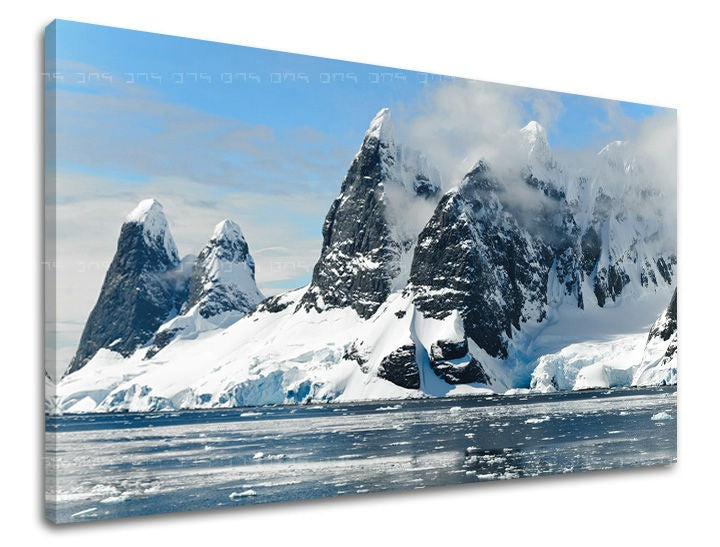 Clasic tablou pe pânză cu motivul munți, zăpadă, ocean, nori, peisaj în alb-albastru nuanțe, atmosferă liniștită, sălbăticie, potrivit pentru birou – principală