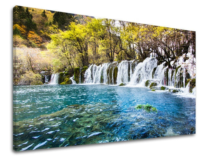 Clasic tablou pe pânză cu motivul cascadă, râu, pădure, copaci, peisaj în turcoaz-verde nuanțe, atmosferă liniștită, natură și simbol al reînnoirii – principală