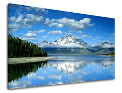 Clasic tablou pe pânză cu motivul munți, lac, nori, peisaj, natură în alb-albastru nuanțe, atmosferă liniștită, natură și sălbăticie, potrivit pentru sufragerie – principală