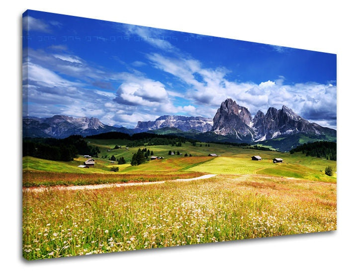 Rustic tablou pe pânză cu motivul munți, pajiște, nori, cer, peisaj în alb-albastru nuanțe, atmosferă liniștită, natură și aventură – principală