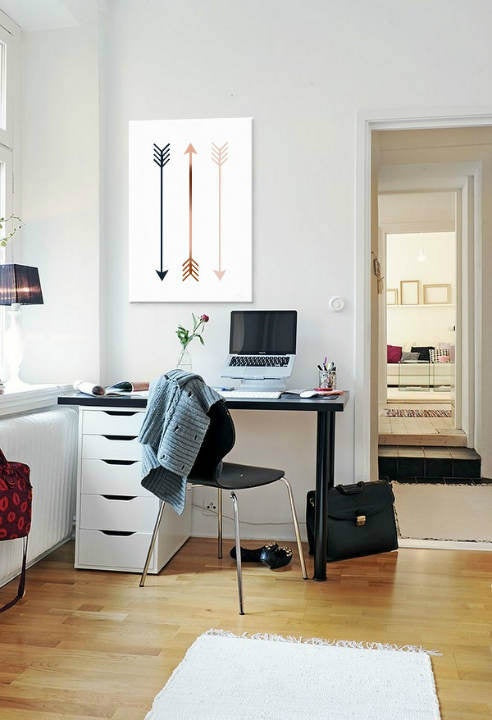 În stil scandinav tablou pe pânză cu motivul Perceptive Action, natură în alb-roz nuanțe agățat în interiorul birou de lucru | Tablou de perete Perceptive Action – interior