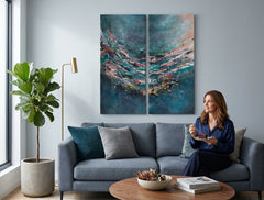 Pictat manual tablou pe pânză în alb-albastru nuanțe agățat în interiorul sufragerie, atmosferă dramatică, natură și mișcare | Tablou pictat de perete ABSTRACT – interior