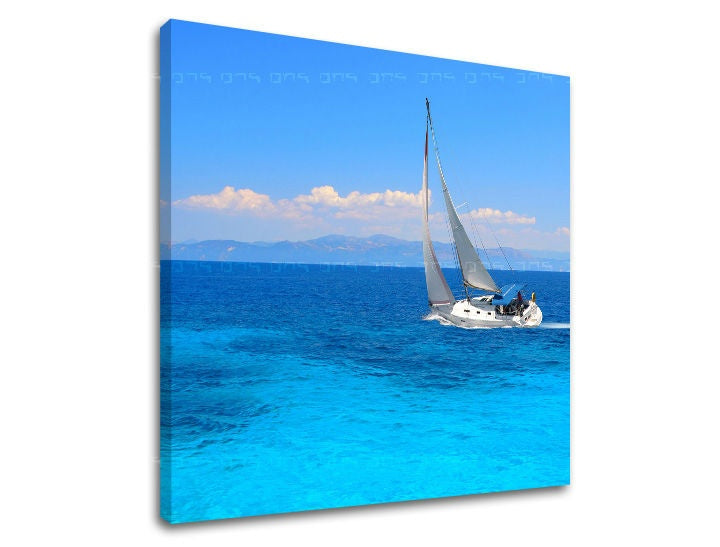 În stil boho tablou pe pânză cu motivul PLAJĂ, barcă cu pânze, ocean, cer, nori în alb-albastru nuanțe, atmosferă liniștită, libertate, potrivit pentru sufragerie – principală