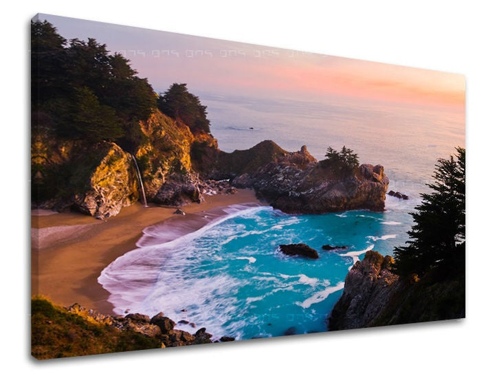 Clasic tablou pe pânză cu motivul PLAJĂ, ocean, cascadă, copaci, peisaj în portocaliu-roz nuanțe, atmosferă liniștită, natură și pace și echilibru – principală