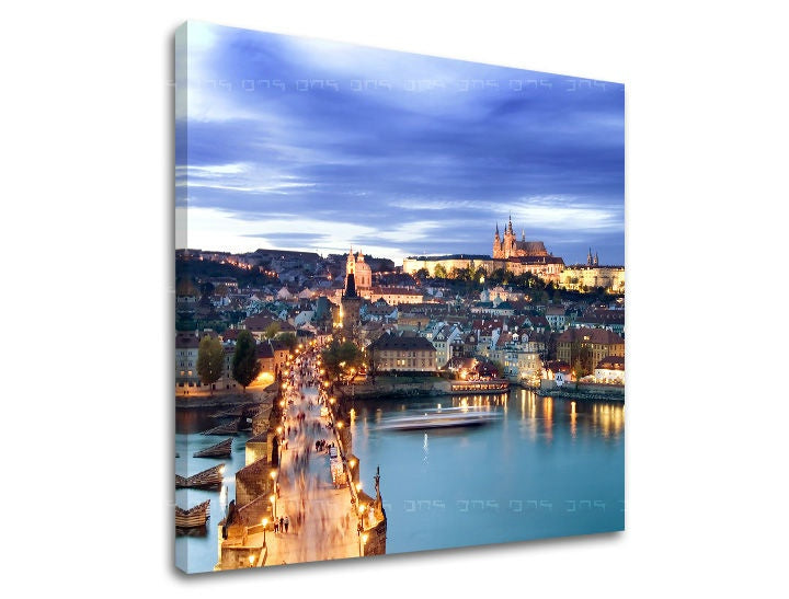 Clasic tablou pe pânză cu motivul PRAHA, peisaj, natură în albastru-argintiu nuanțe, atmosferă romantică, viață urbană, potrivit pentru birou – principală