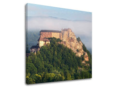 Clasic tablou pe pânză cu motivul SLOVACIA, castel, pădure, ceață ușoară, peisaj în alb-albastru nuanțe, atmosferă liniștită, natură și singurătate, potrivit pentru birou de lucru – principală