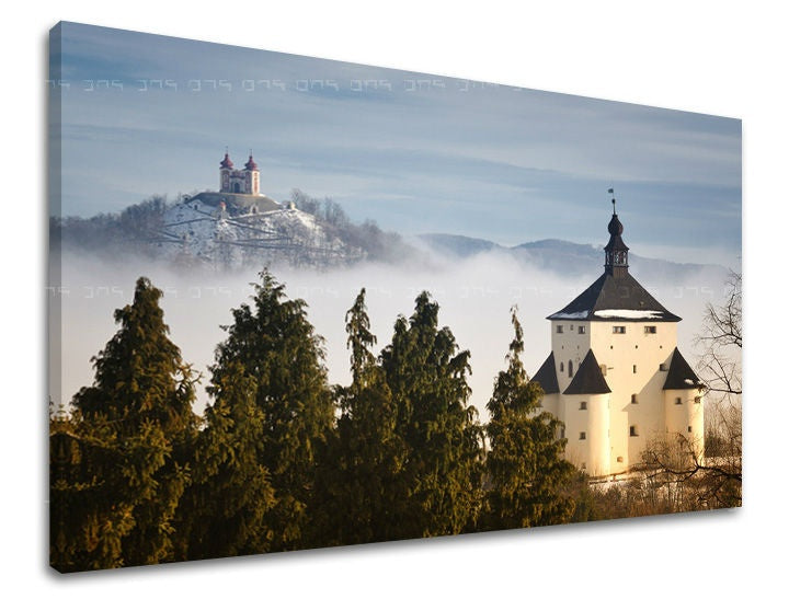 Clasic tablou pe pânză cu motivul SLOVACIA, castel, biserică, ceață, arhitectură în alb-gri nuanțe, atmosferă liniștită, natură, potrivit pentru sufragerie – principală