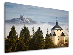 Clasic tablou pe pânză cu motivul SLOVACIA, castel, biserică, ceață, arhitectură în alb-gri nuanțe, atmosferă liniștită, natură, potrivit pentru sufragerie – principală