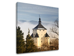 În stil boho tablou pe pânză cu motivul SLOVACIA, castel, turn, munți, copaci în alb-albastru nuanțe, atmosferă liniștită, natură, potrivit pentru birou de lucru – principală