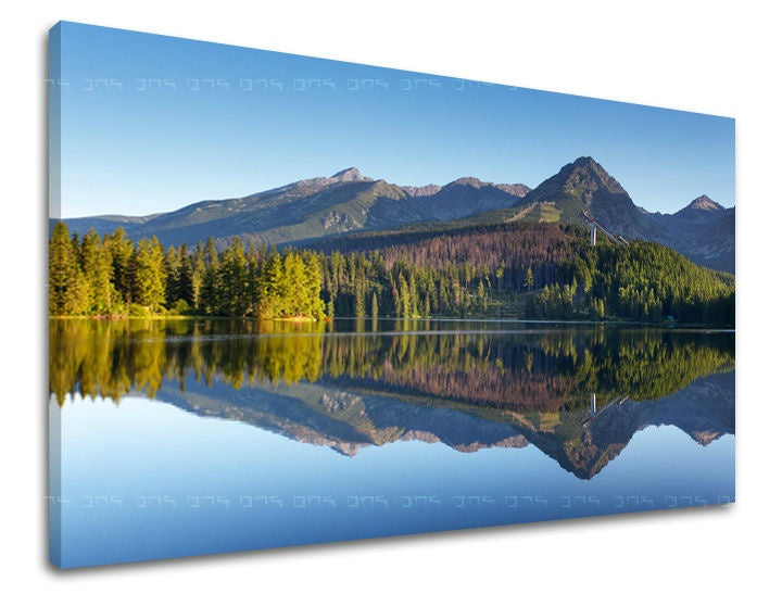 Clasic tablou pe pânză cu motivul SLOVACIA, munți, pădure, lac, cer în albastru-verde nuanțe, atmosferă liniștită, natură și singurătate, potrivit pentru sufragerie – principală