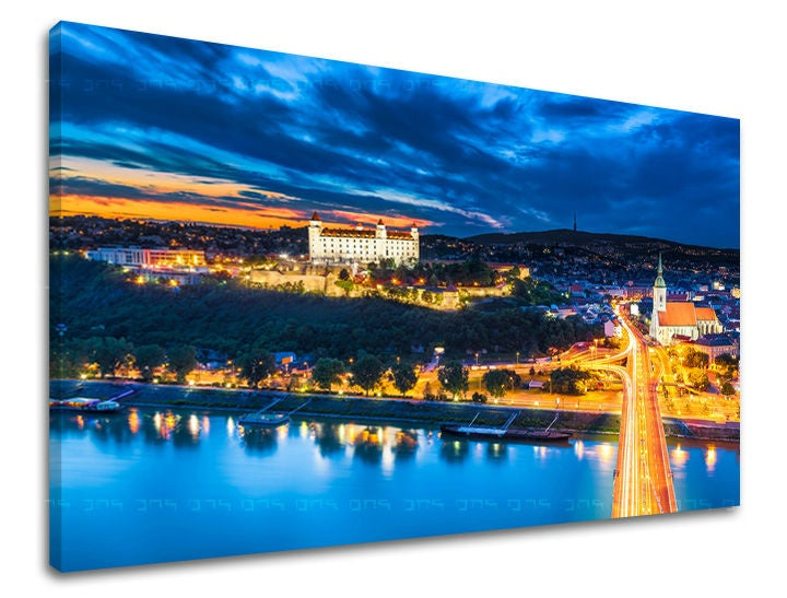Industrial tablou pe pânză cu motivul SLOVACIA, castel, râu, pod, arhitectură în albastru-portocaliu nuanțe, atmosferă liniștită, potrivit pentru birou – principală