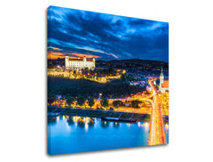 Clasic tablou pe pânză cu motivul SLOVACIA, castel, râu, pod, peisaj în alb-albastru nuanțe, atmosferă liniștită, viață urbană, potrivit pentru birou de lucru – principală