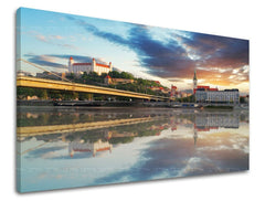 Clasic tablou pe pânză cu motivul SLOVACIA, castel, râu, pod, nori în albastru-portocaliu nuanțe, atmosferă liniștită, contemplare, potrivit pentru birou – principală
