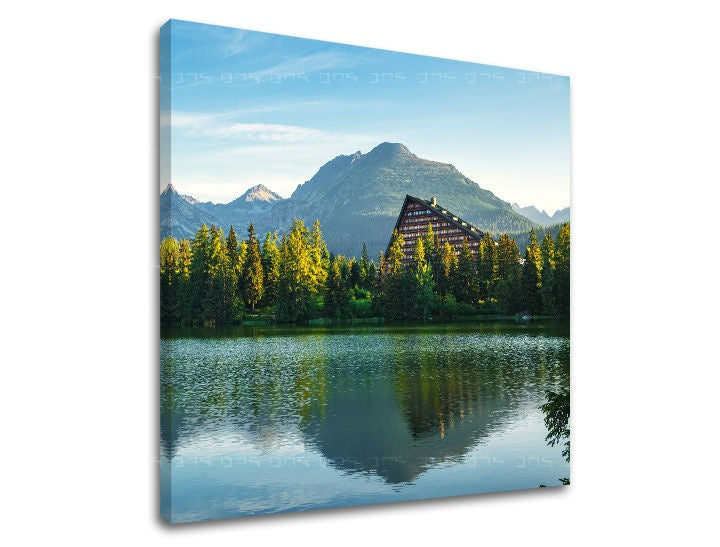 Clasic tablou pe pânză cu motivul SLOVACIA, lac, munți, arhitectură, peisaj în albastru-verde nuanțe, atmosferă liniștită, potrivit pentru sufragerie – principală