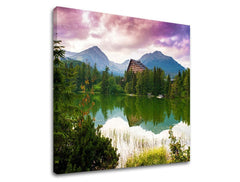 Pop art tablou pe pânză cu motivul SLOVACIA, munți, lac, copaci, cer în violet-albastru nuanțe, atmosferă liniștită, natură și singurătate, potrivit pentru sufragerie – principală