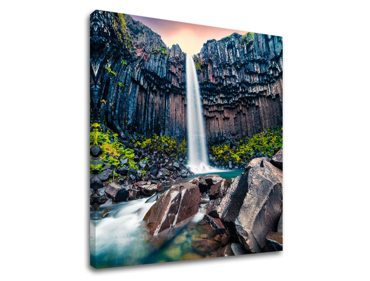 Clasic tablou pe pânză cu motivul VODOPÁD, peisaj în alb-albastru nuanțe, atmosferă liniștită, natură și sălbăticie, potrivit pentru birou | Tablou de perete VODOPÁD_046-12 – produs