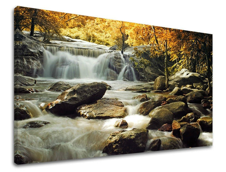 Clasic tablou pe pânză cu motivul CASCADE, cascadă, pădure, peisaj, natură în alb-maro nuanțe, atmosferă liniștită, natură, potrivit pentru dormitor – principală