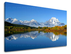 Clasic tablou pe pânză cu motivul munți, râu, pădure, peisaj în alb-albastru nuanțe, atmosferă liniștită, natură și sălbăticie, potrivit pentru sufragerie – principală