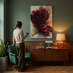 Artistă în atelierul Papilora lângă șevalet cu un tablou floral bordó, lumină naturală, proces de creație artizanală.