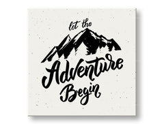 Art deco tablou pe pânză cu motivul Let the adventure begin, munți, motiv de călătorie, citat motivațional în alb-gri nuanțe, potrivit pentru sufragerie – principală