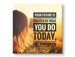 Modern tablou pe pânză cu motivul Your future is created, apus de soare, câmp, păr, peisaj în alb-auriu nuanțe, potrivit pentru birou | Motivațional tablou de perete Your future is created – principală