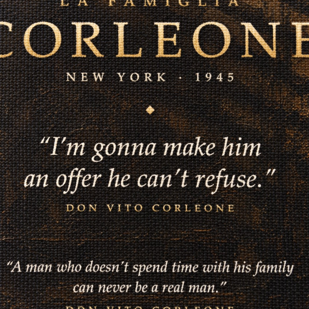 Detaliu tablou Nașul, inscripția La Famiglia Corleone și citatul celebru I'm gonna make him an offer he can't refuse, textură pânză.