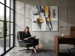 Pictat manual tablou pe pânză cu motivul personalitate celebră în alb-gri nuanțe agățat în interiorul hol, atmosferă urbană, viață urbană – interior
