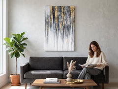 Pictat manual tablou pe pânză cu motivul pădure în alb-gri nuanțe agățat în interiorul birou, atmosferă elegantă, natură și minimalism – interior