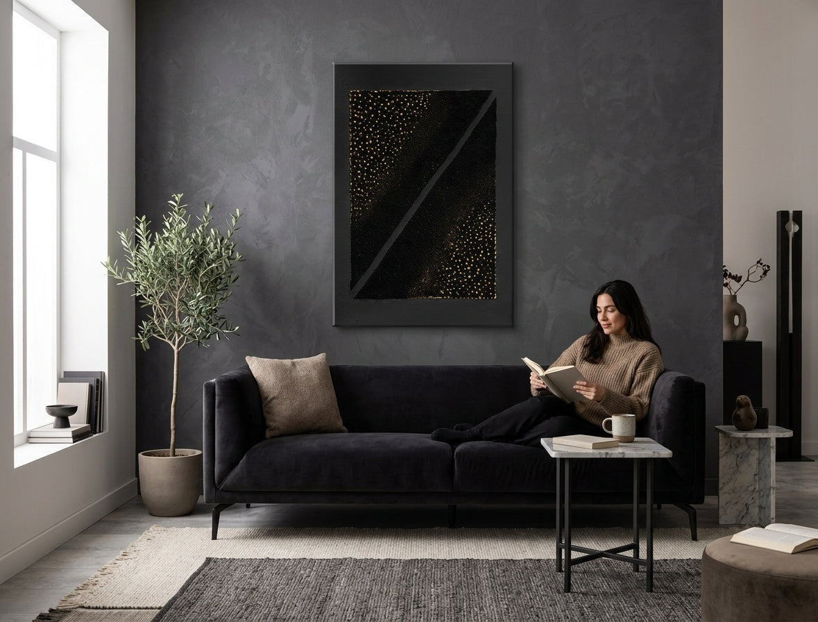 Pictat manual tablou pe pânză cu motivul textură abstractă în auriu-negru nuanțe agățat în interiorul birou, atmosferă elegantă, impresie de lux – interior